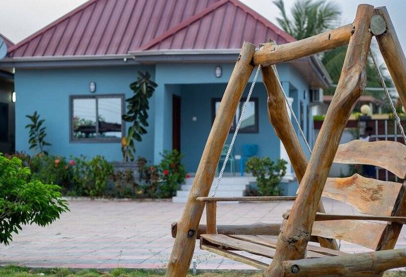 مبيت وإفطار Afua Oparebea Courts