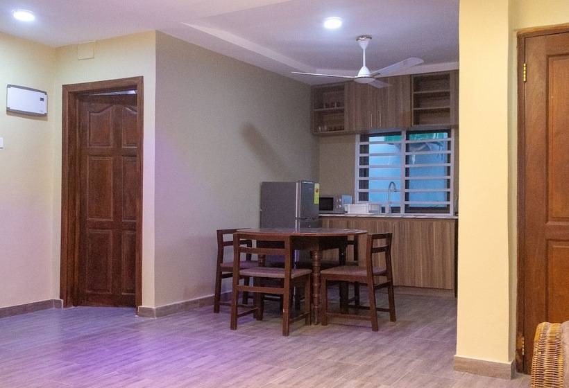 مبيت وإفطار Afua Oparebea Courts