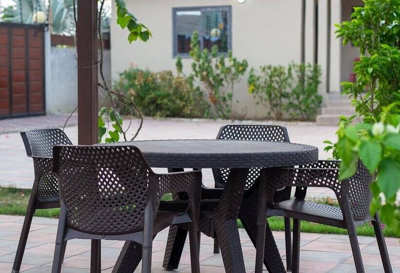 مبيت وإفطار Afua Oparebea Courts