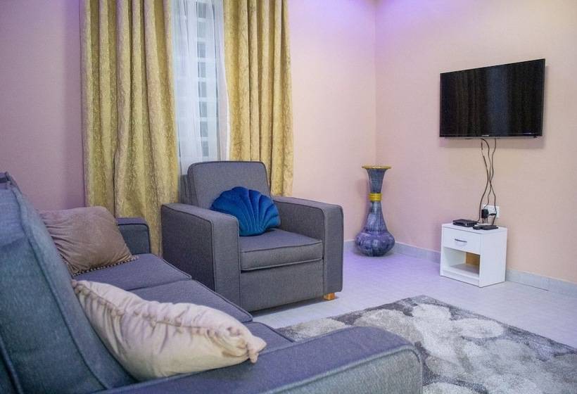 مبيت وإفطار Afua Oparebea Courts