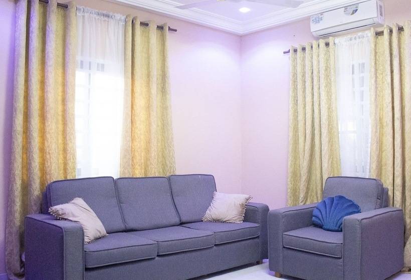 مبيت وإفطار Afua Oparebea Courts