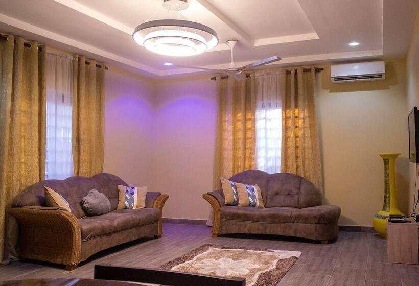 مبيت وإفطار Afua Oparebea Courts