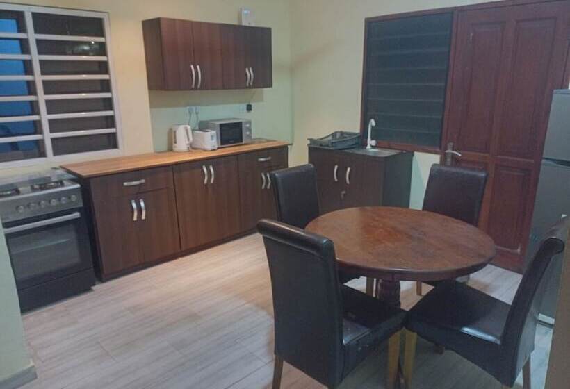 مبيت وإفطار Afua Oparebea Courts