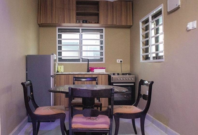 مبيت وإفطار Afua Oparebea Courts