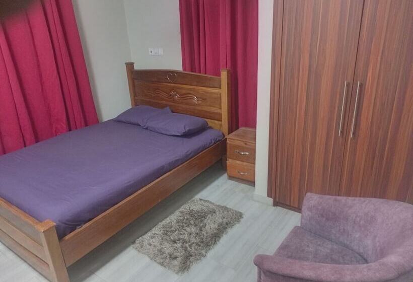 مبيت وإفطار Afua Oparebea Courts