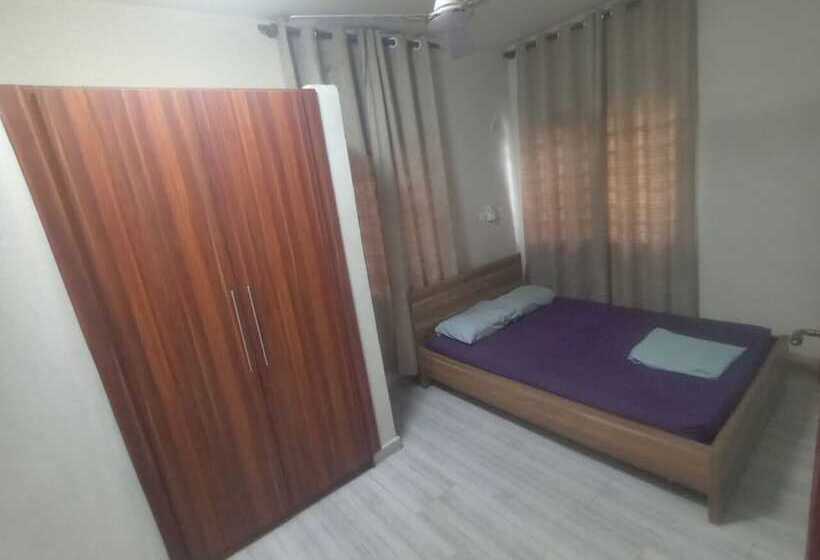 مبيت وإفطار Afua Oparebea Courts