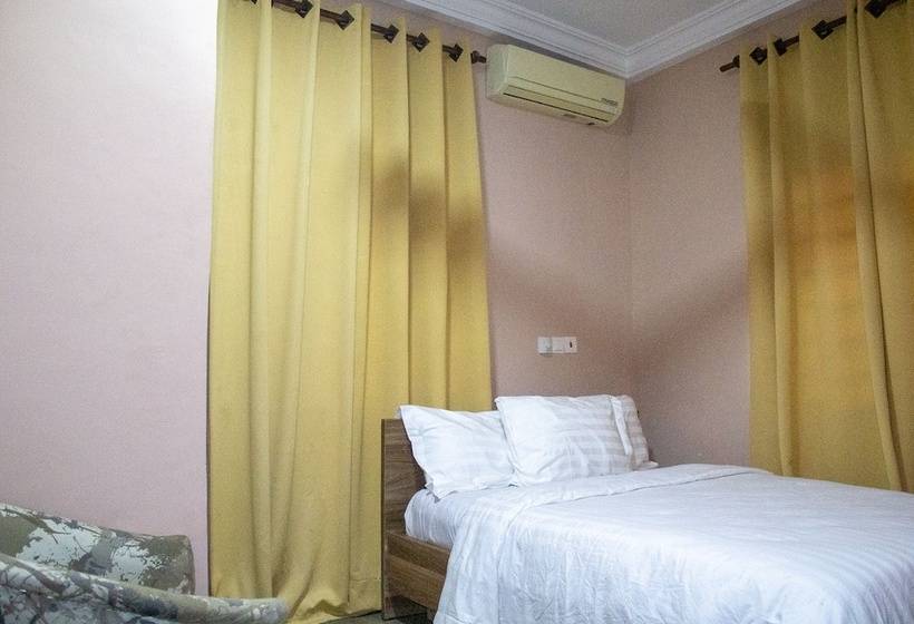 مبيت وإفطار Afua Oparebea Courts