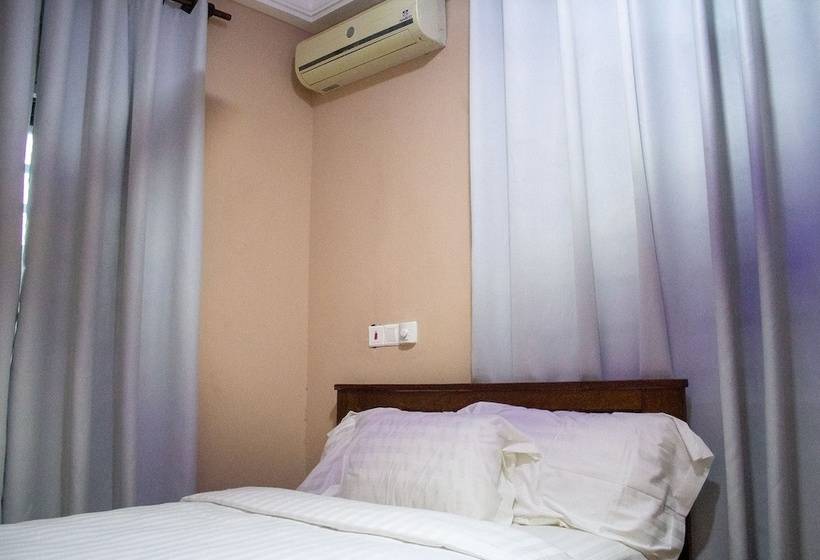 مبيت وإفطار Afua Oparebea Courts