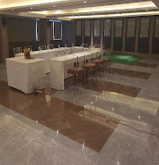 ホテル Bhimas Deluxe Tirupati