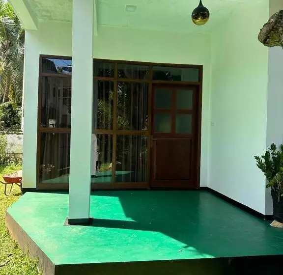 Hotelli Udawalawa Center Point Safari Villa