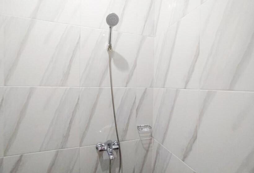 בית מלון כפרי Reddoorz Syariah Near Alun Alun Tegal 2