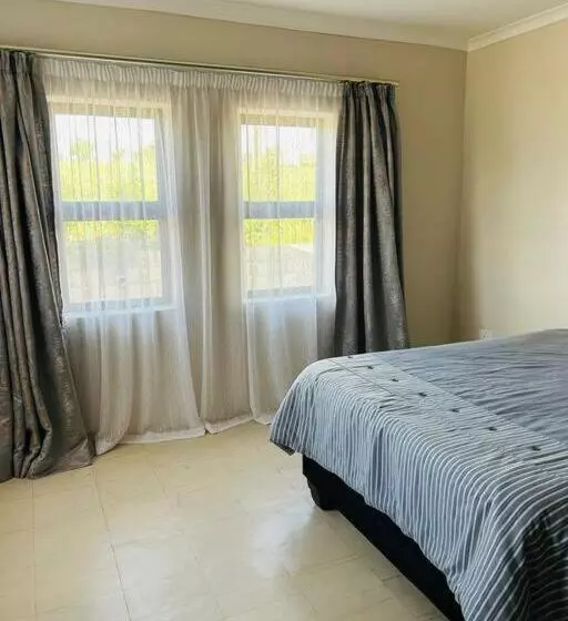 هتل Cozy Farm 3bdrm 8 Km Thababosiu