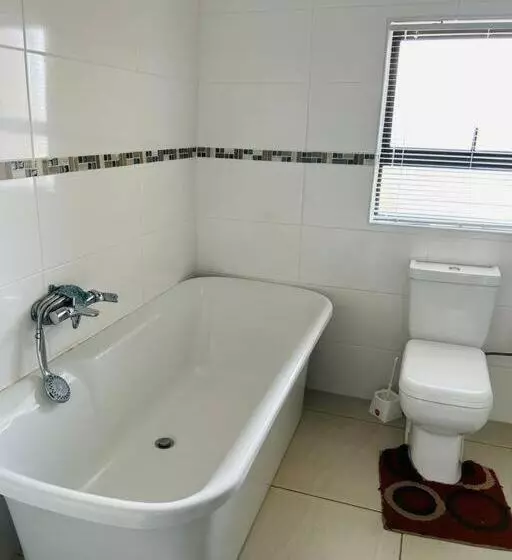هتل Cozy Farm 3bdrm 8 Km Thababosiu