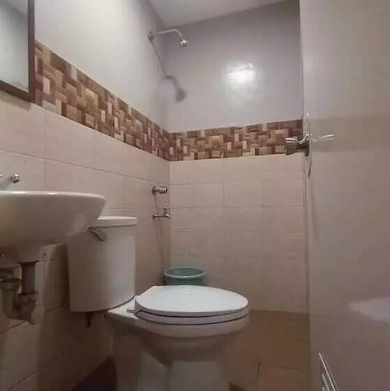 Hotelli Oyo 1037 Lendes Tourist Inn Main