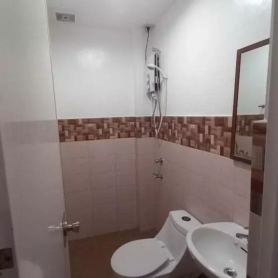Hotelli Oyo 1037 Lendes Tourist Inn Main