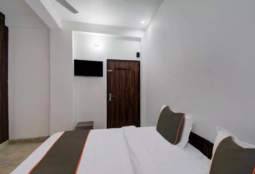 Oyo 82094 Hotel Saras Inn