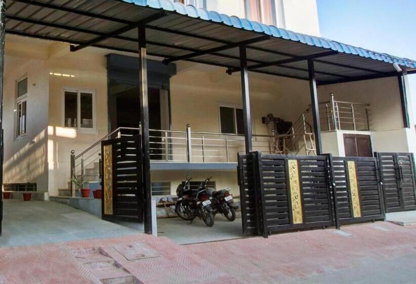 Oyo 82094 Hotel Saras Inn