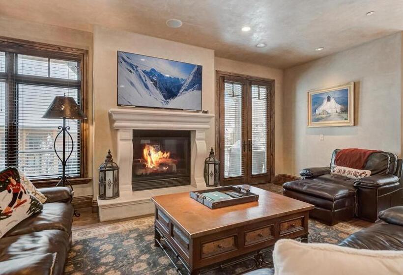 Vintage On The Strand By All Seasons Resort Lodging