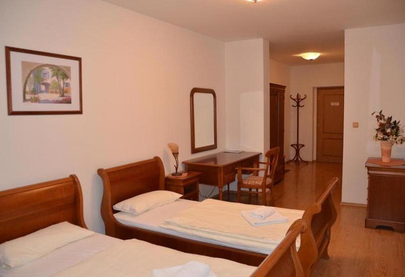 فندق Penzion Scarlet