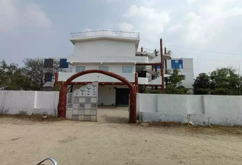 ホテル Oyo Heera Palace