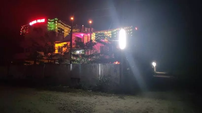 ホテル Oyo Heera Palace