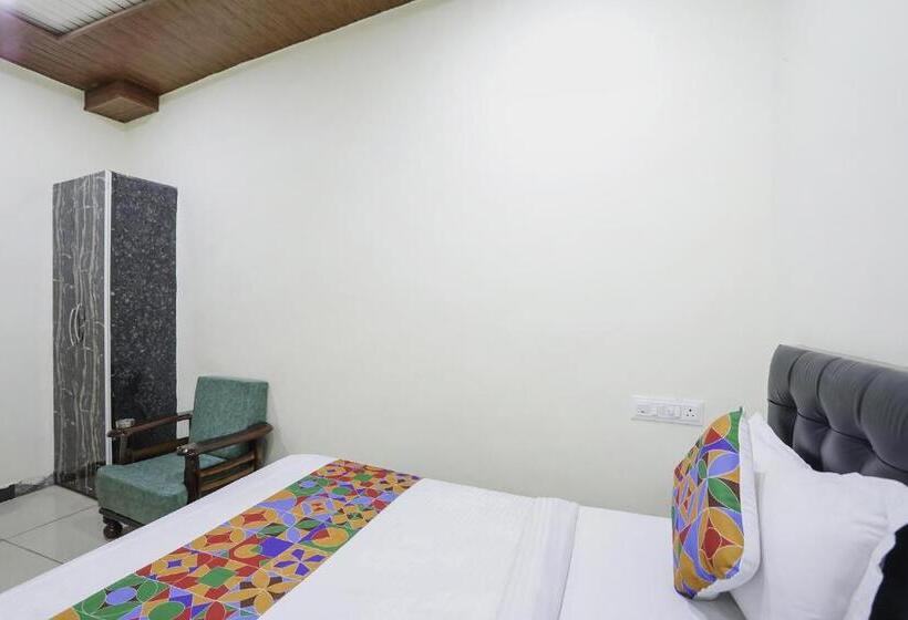 Отель Fabexpress Sai Palace