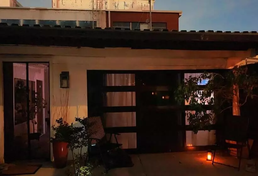 تختخواب و صبحانه Brick City Villa