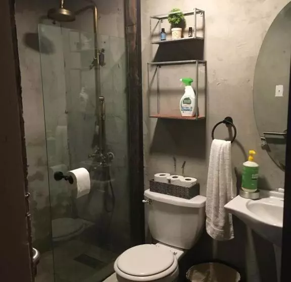 تختخواب و صبحانه Brick City Villa