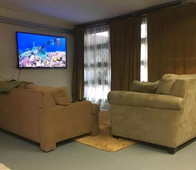 تختخواب و صبحانه Brick City Villa