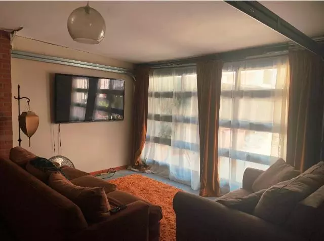 تختخواب و صبحانه Brick City Villa