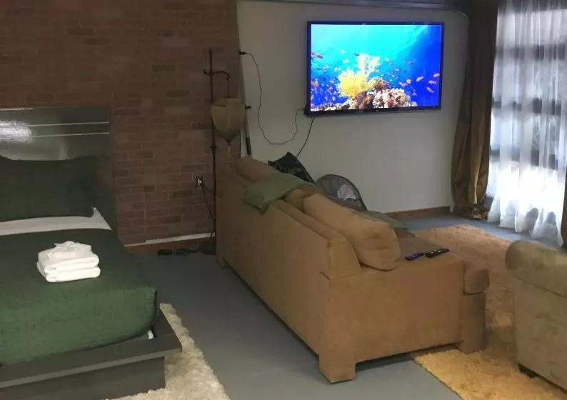 تختخواب و صبحانه Brick City Villa