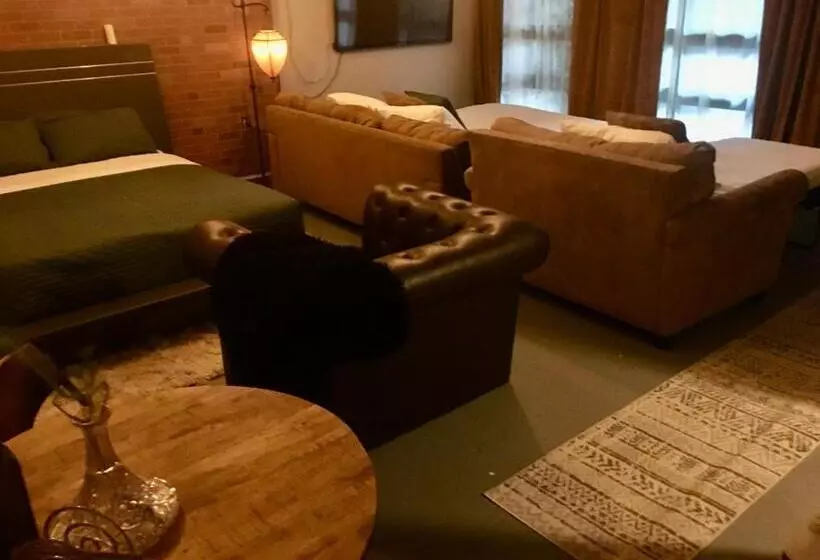 تختخواب و صبحانه Brick City Villa