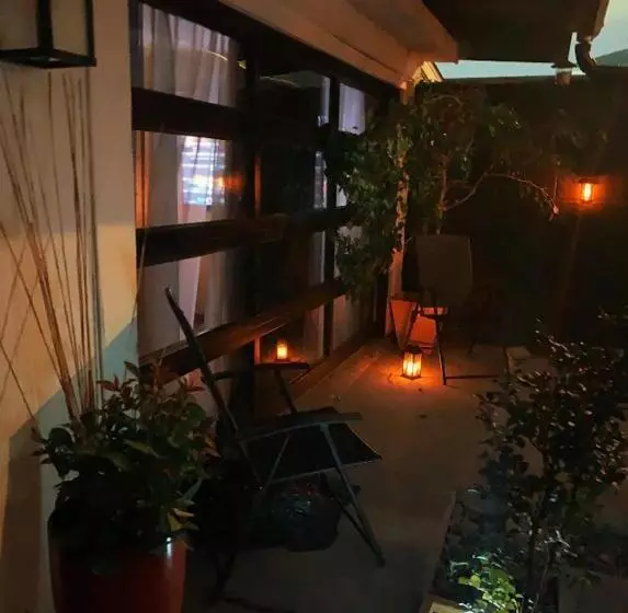 تختخواب و صبحانه Brick City Villa