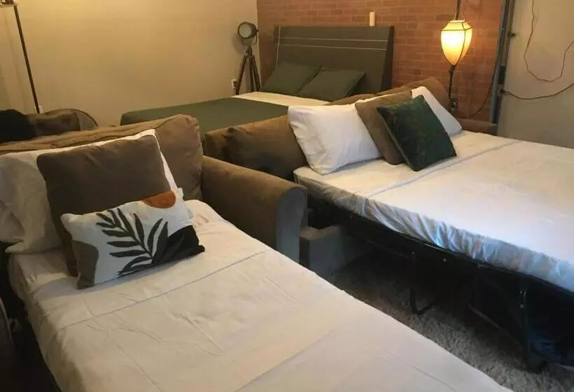 تختخواب و صبحانه Brick City Villa