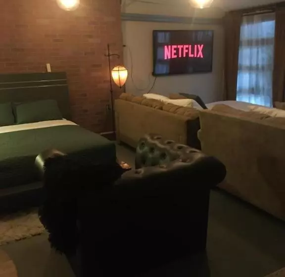 تختخواب و صبحانه Brick City Villa