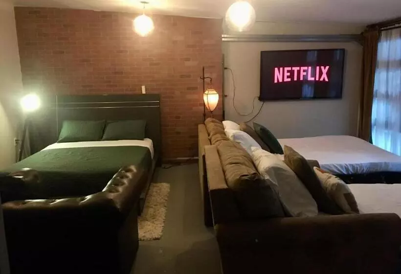 تختخواب و صبحانه Brick City Villa