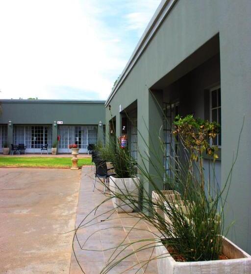 تختخواب و صبحانه Letsema Guest House Klerksdorp