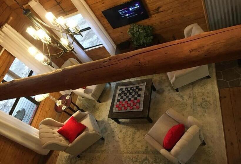 فندق Cora S Main Log Cabin