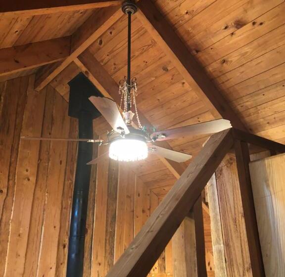 فندق Cora S Main Log Cabin