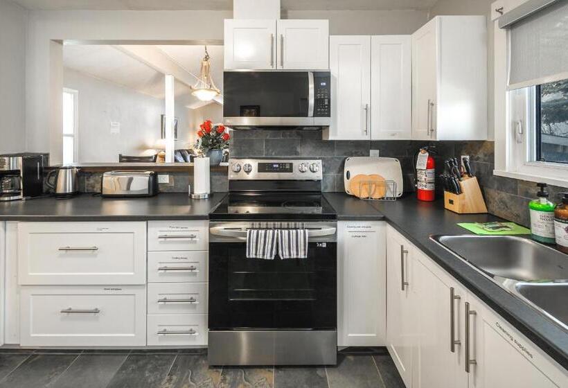 پانسیون V Home By Heritage Park And Glenmore Reservoir