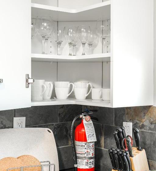 پانسیون V Home By Heritage Park And Glenmore Reservoir