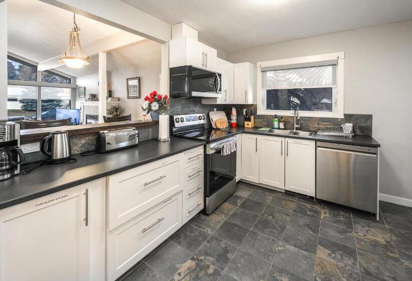 پانسیون V Home By Heritage Park And Glenmore Reservoir