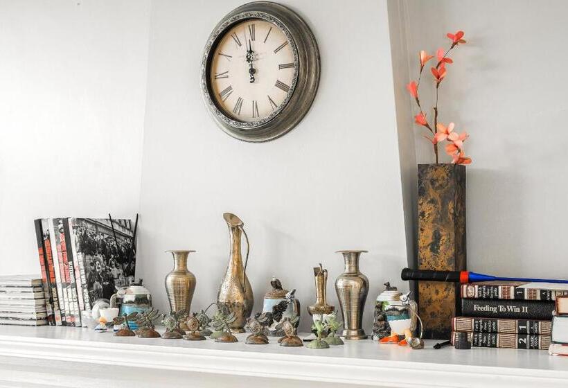 پانسیون V Home By Heritage Park And Glenmore Reservoir