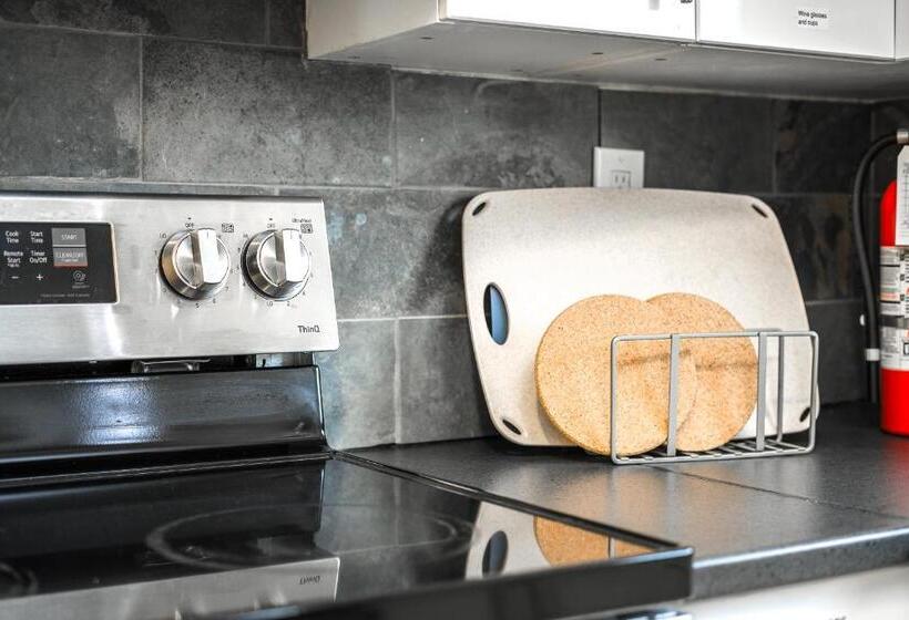 پانسیون V Home By Heritage Park And Glenmore Reservoir