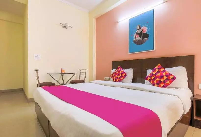 Collection O Hotel Royal Suits