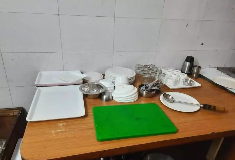 Fabhotel Royal Inn