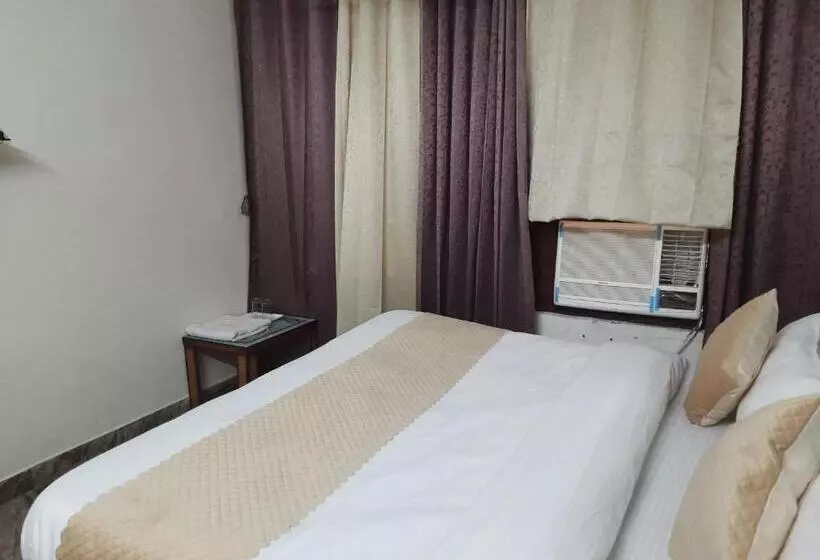 Fabhotel Royal Inn