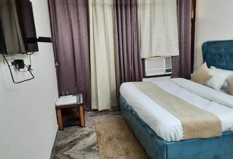 Fabhotel Royal Inn