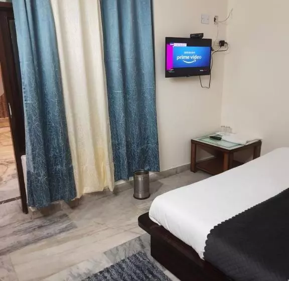 Fabhotel Royal Inn