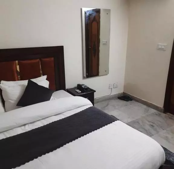 Fabhotel Royal Inn
